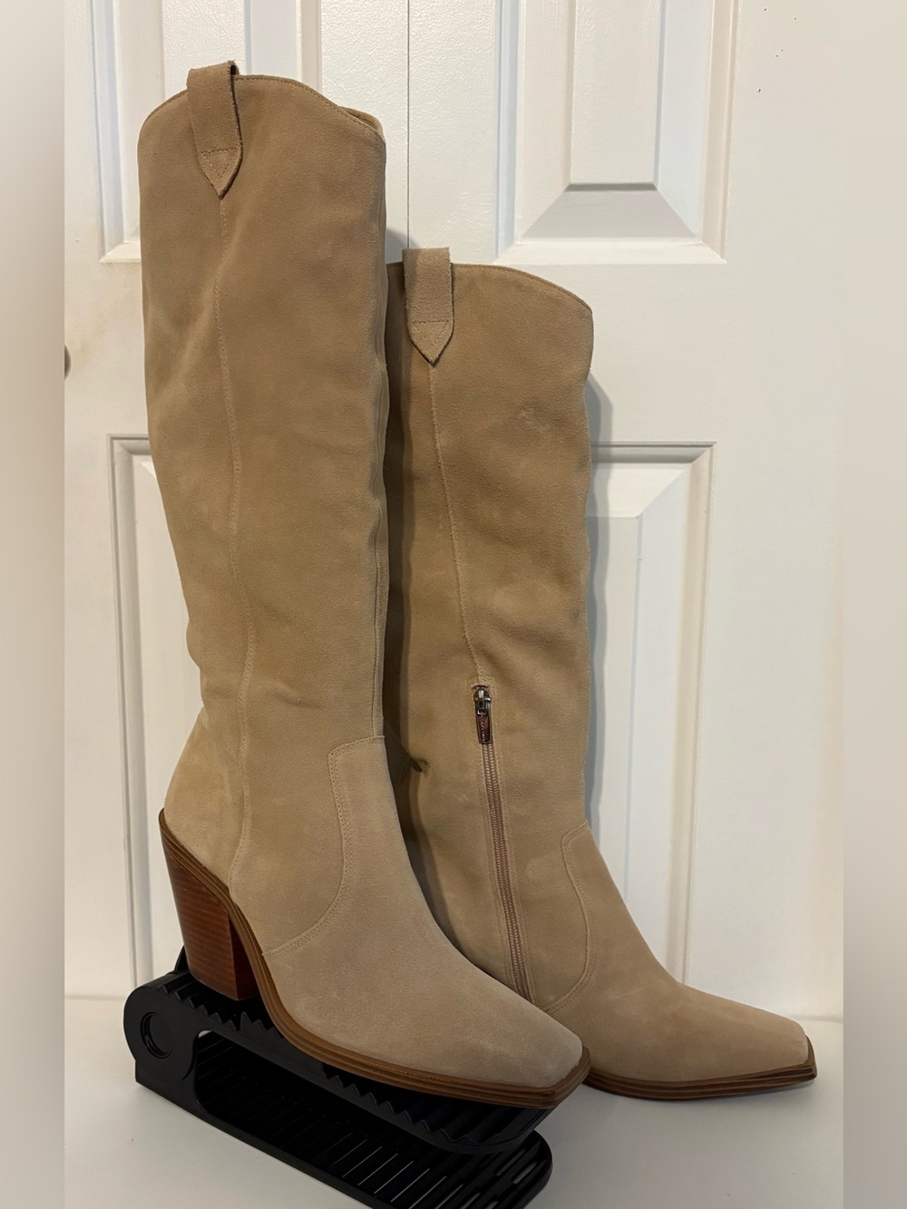 VINCE CAMUTO Knee-High Tan Suede Block Heeled Boots